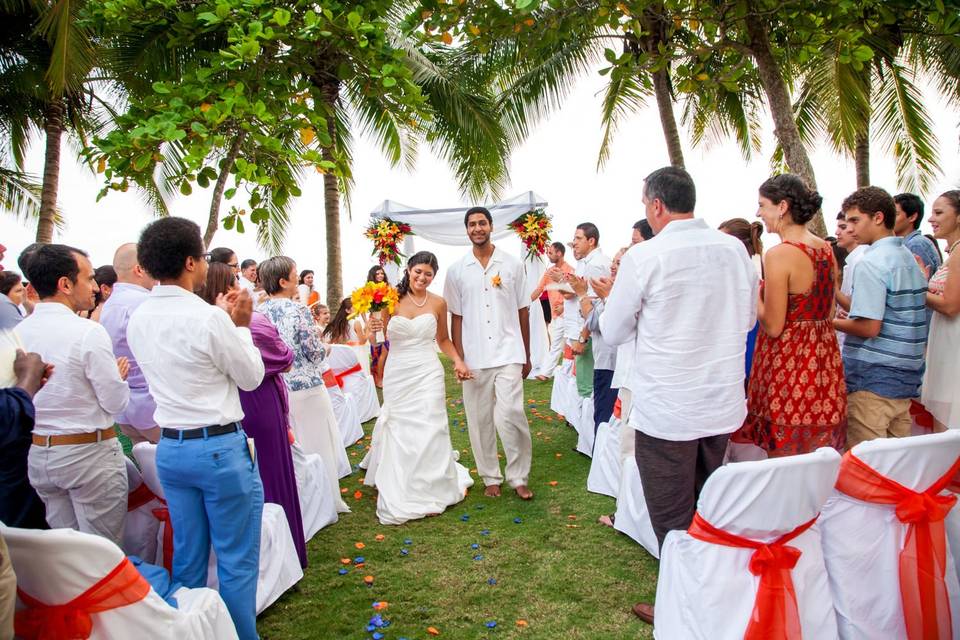 Beach wedding at Alma del Pacifico, Puntarenas, Costa Rica