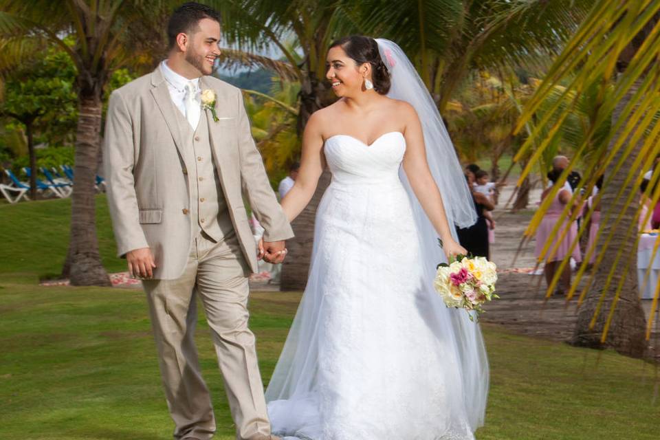 Beach wedding at DoubleTree Resort by Hilton Central Pacific, Puntarenas, Costa Rica