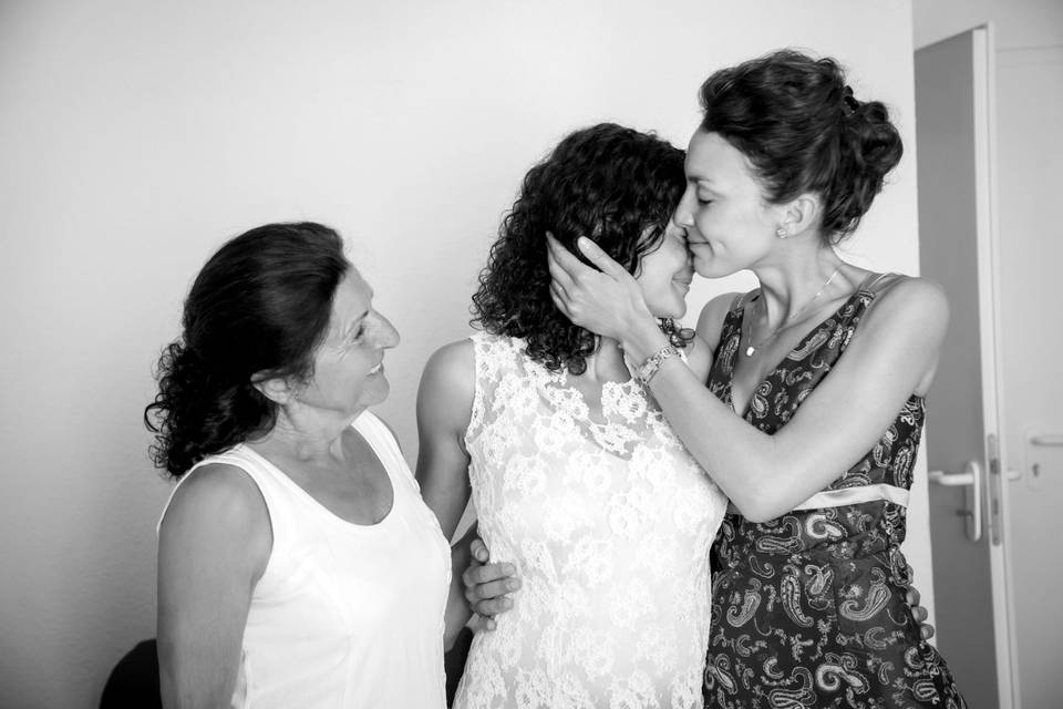 Mother of the bride, bride and sister in Destination wedding in Frankfurt, Germany