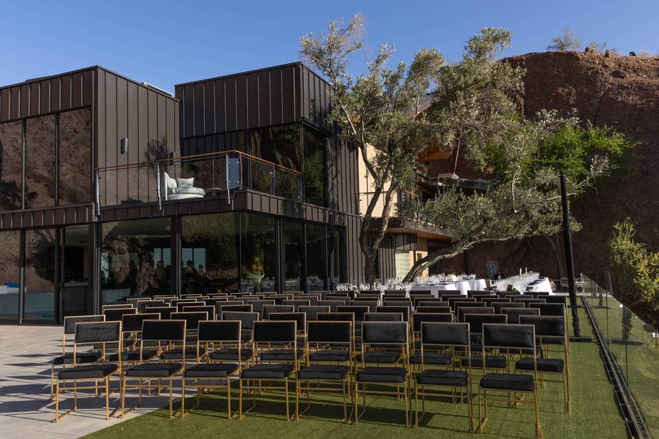 Modern, curved ceremony set
