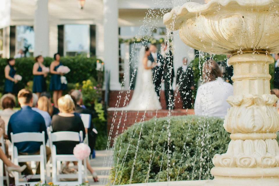 Fountain at the outdoor wedding
