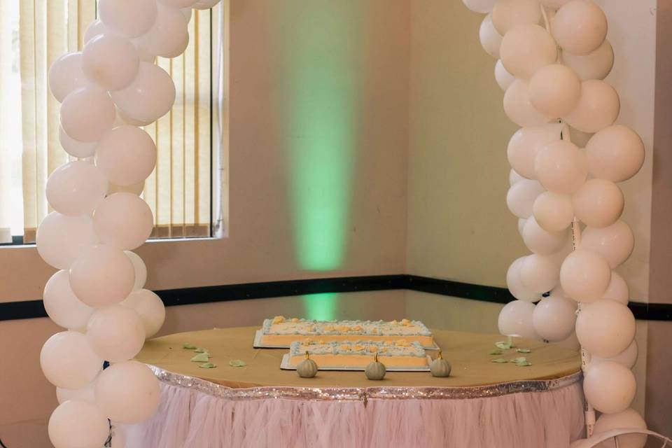 Decor arch balloon cake table