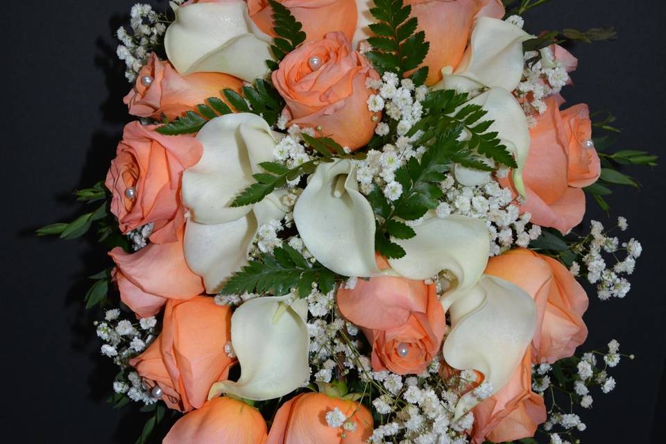 Peach roses & white callas