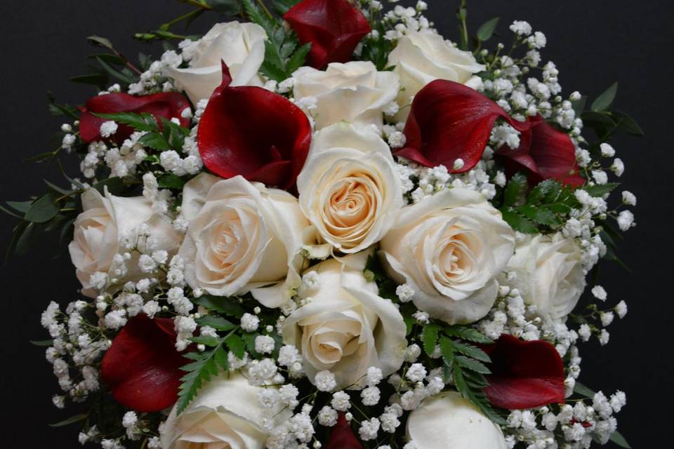 White roses & burgundy callas