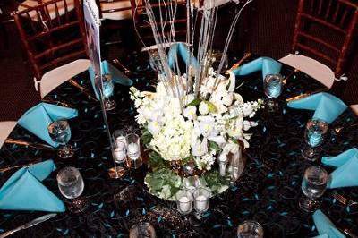 Dramatic 'cloud' of Baby's Breath floating over a striking white and black table.