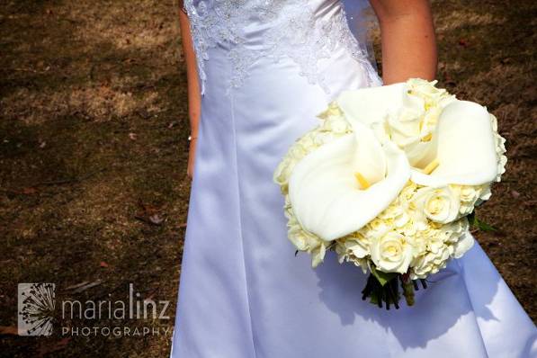 Classic callas with hydrangea and roses