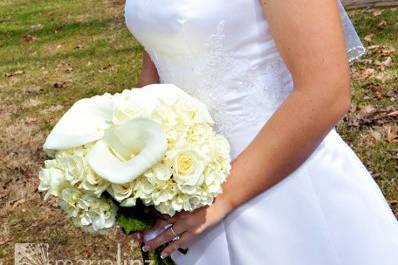 Bride with her Bridesmaids, with gorgeous large open callas!