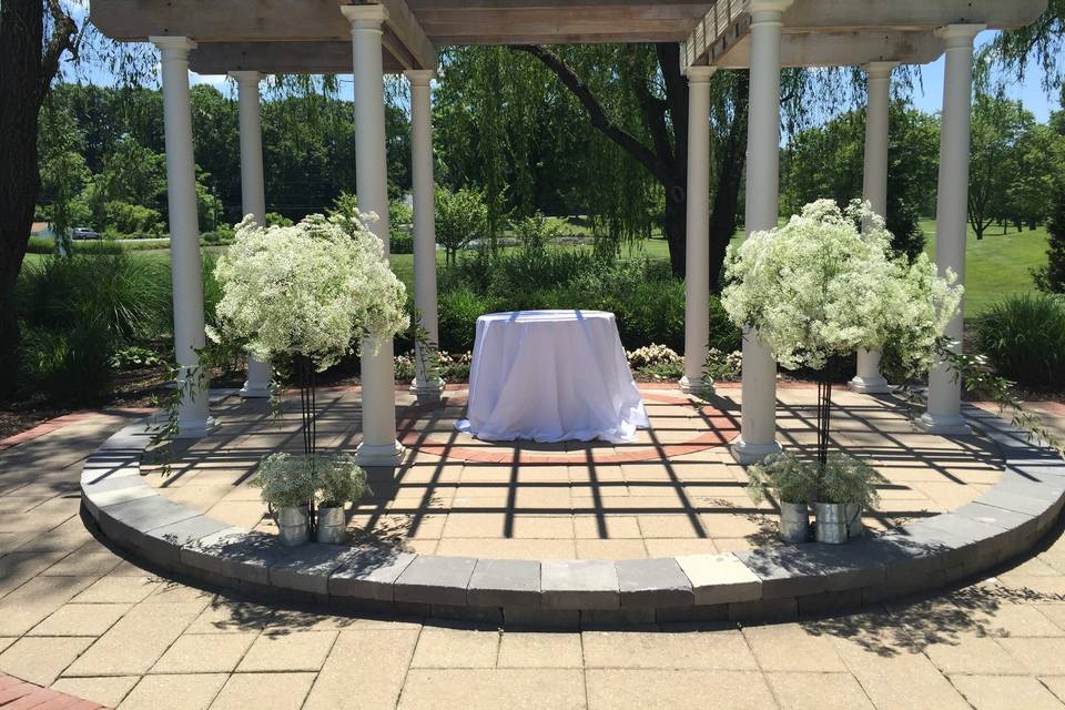 The gazebo / pergola at Turf Valley.
Wonderful 'clouds' of Baby's Breath!
