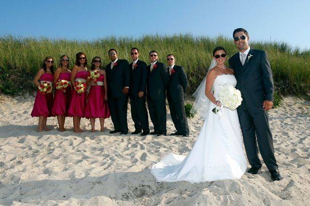Wedding couple photo with bridesmaids and groomsmen
