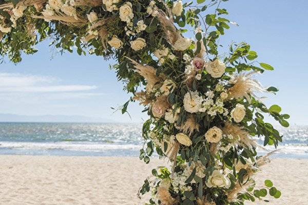 Beige flowers arch