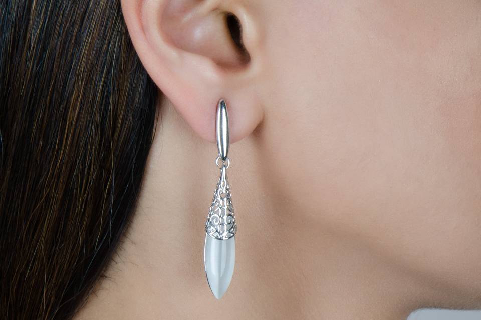 Drop shaped earing