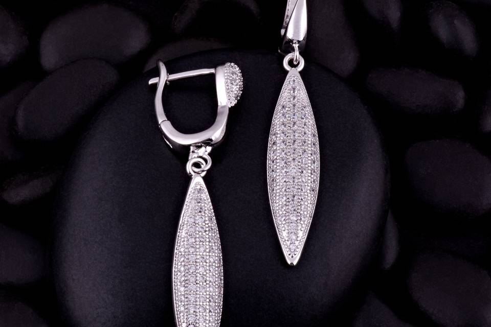 Pair tear drop shaped dangling earing