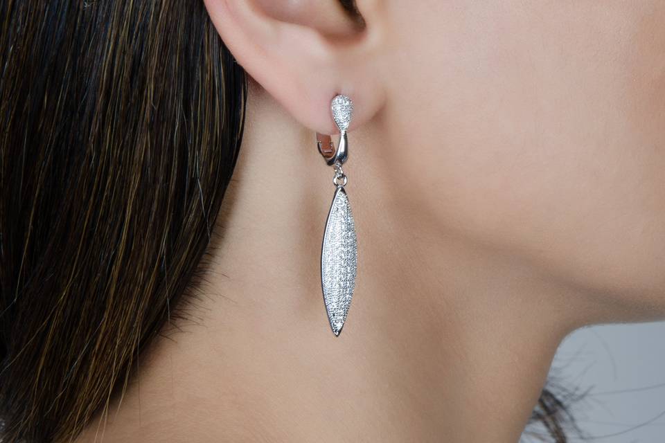 Tear drop shaped dangling earing