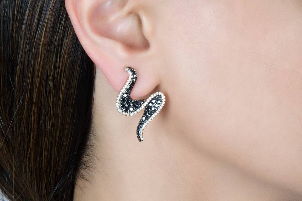 S shaped earing