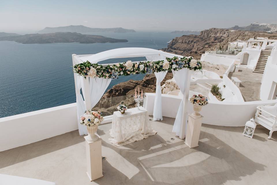 Elegant wedding in Santorini