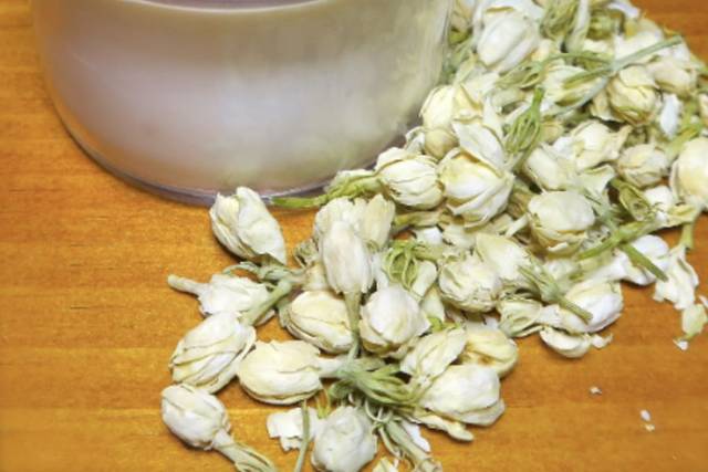 JASMINE FLOWER SOY CANDLE
This all natural slow burning Soy Candle will remind you of a summer's evening walking past a Jasmine bush.! This candle has a prominent but soft floral scent of Jasmine and will delight your senses. Jasmine flower buds are added just before the candle is dry and will float in the melted soy candle when lit.
This candle is packaged in a 3.28 oz (100ml) glass jar that is dishwasher and food safe and can be recycled once the candle has been used. The dimension are: Diameter: 2 3/8