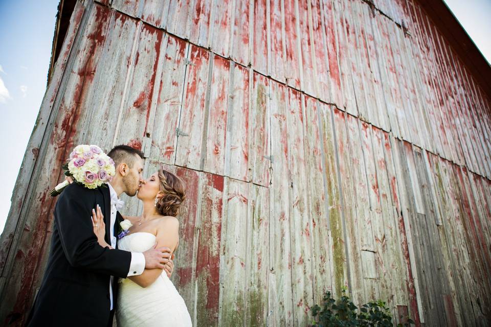 Kiss in the barn