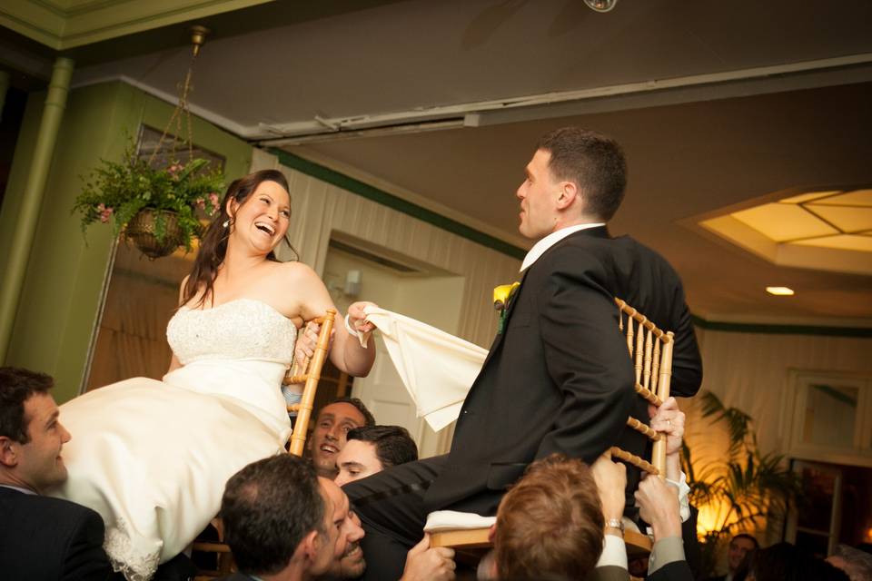 The hora dance glance
