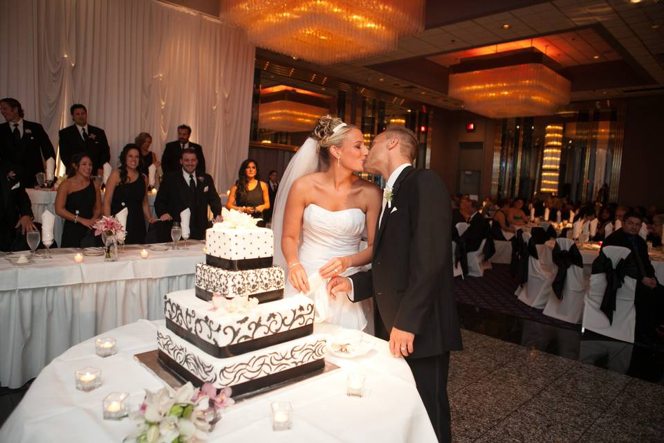 Cake cutting kiss