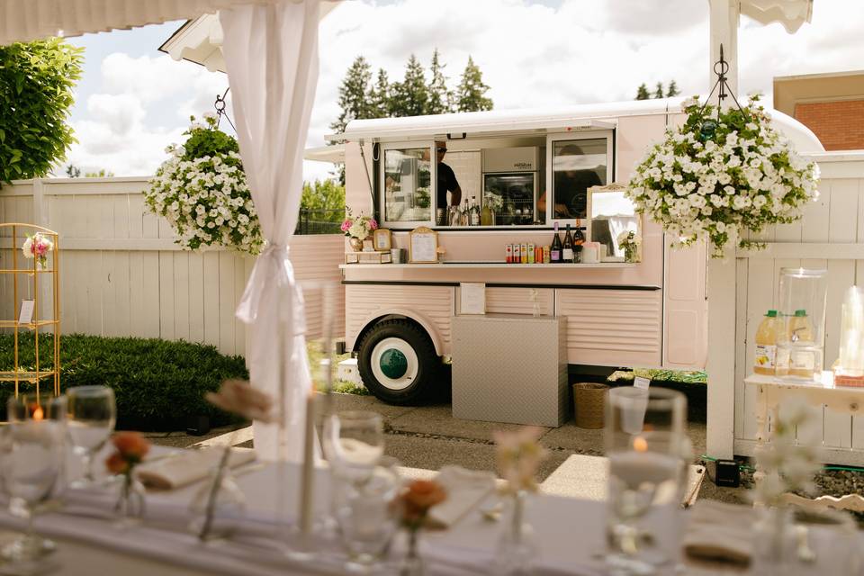 Mobile bar under tent