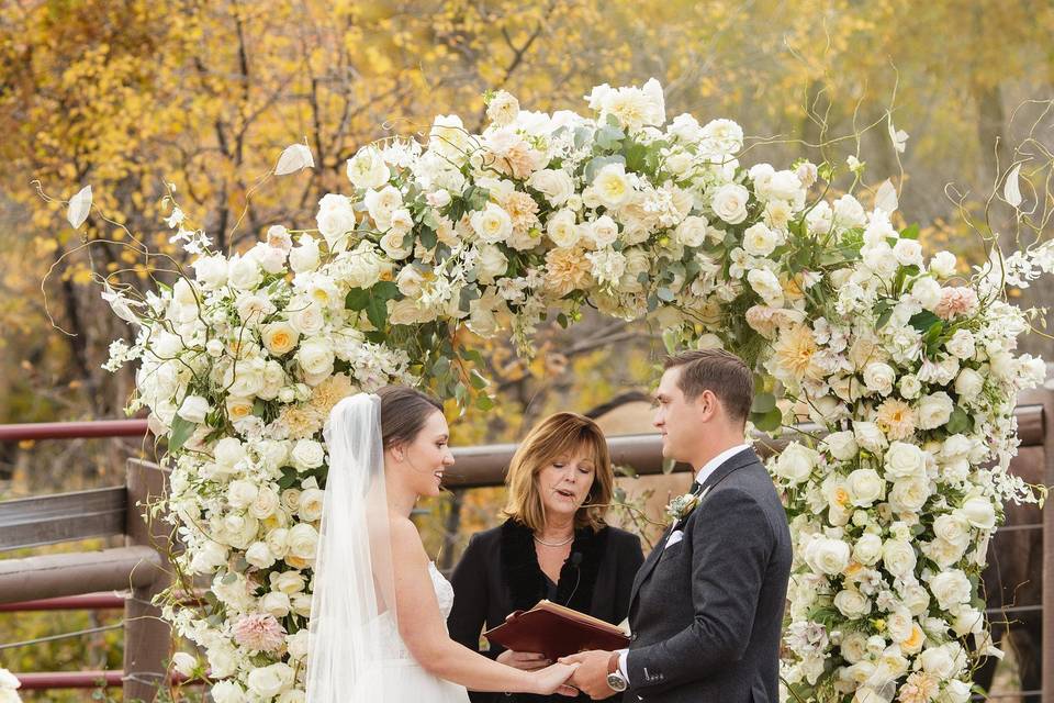 Blue Sky Ranch, Wanship, Utah
Photography by Sparkle Photography, Florals by Silver Cricket