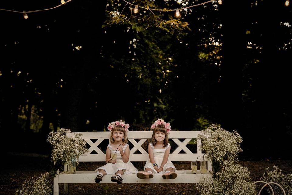 Summer vibes with these two adorable flower girls/sisters.