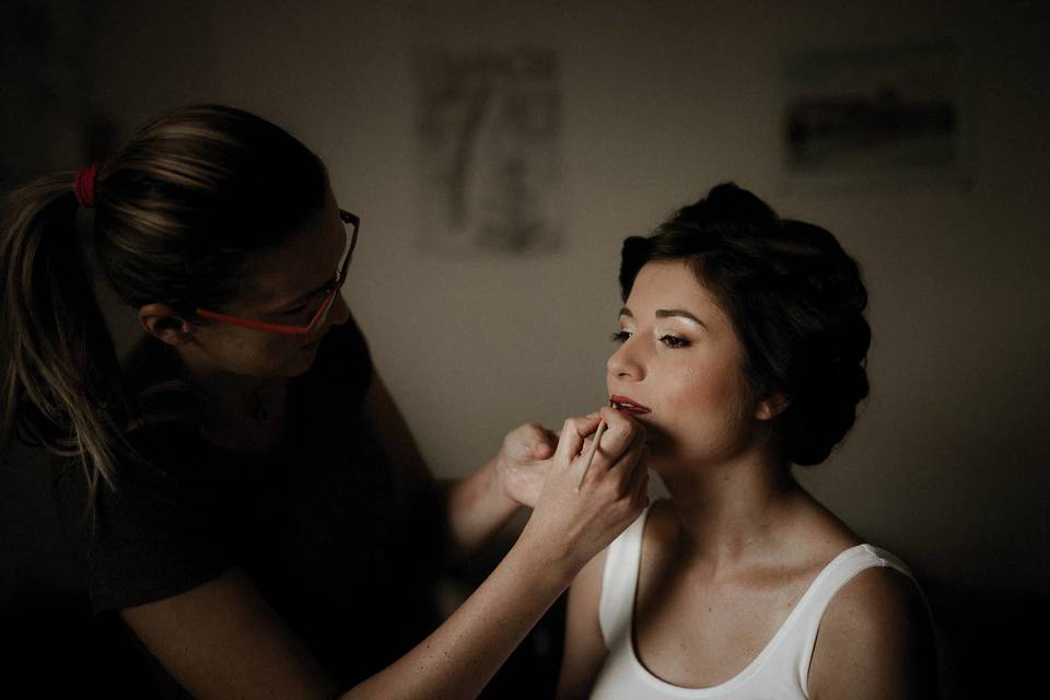 Bride getting ready before her colourful wedding.