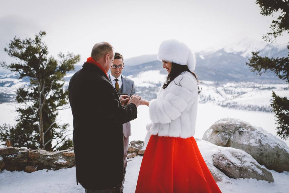 Exchanging rings | Jess + Matt Photography