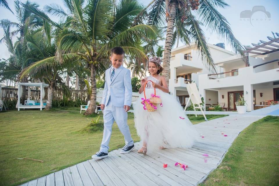 Flower girl and ring bearer