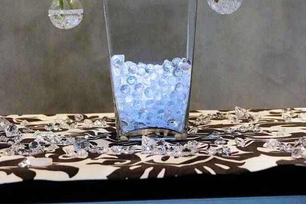 GORGEOUS LAMP LIGHT SHINED BRIGHTLY ON THE RHINESTONE  SNOWFLAKE, THAT GLISTENED IN THE GLASS TAPERED VASE IN THE BAR AREA!