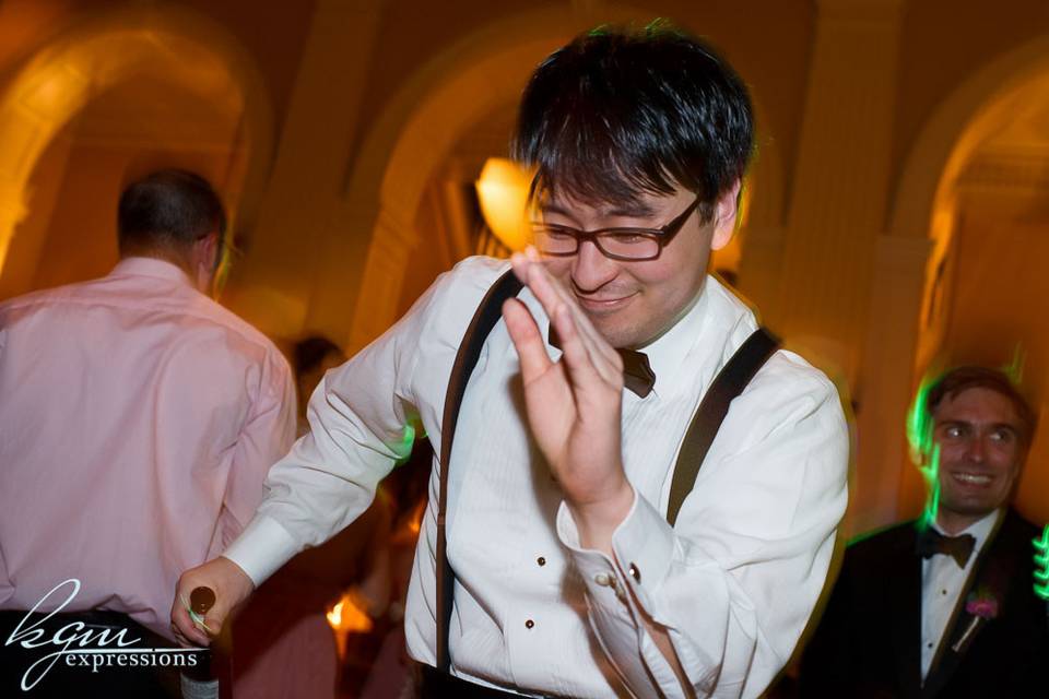 Groom's groovin'