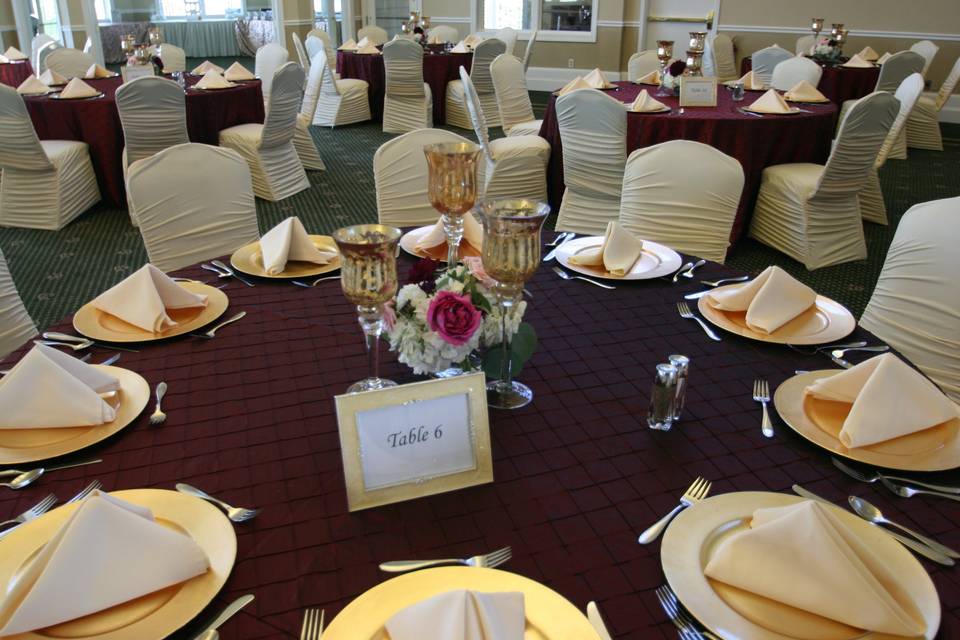 Table setting and centerpiece