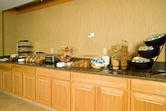 Complimentary Deluxe Continental Breakfast with Homemade Waffles!