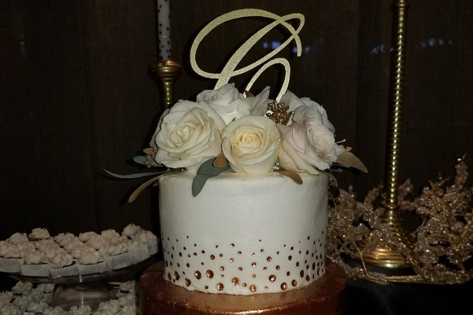 Gold detailed cake.