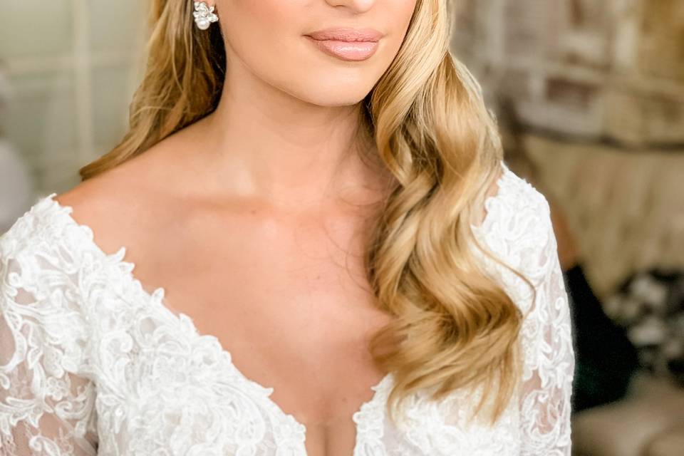 Classic glam bride