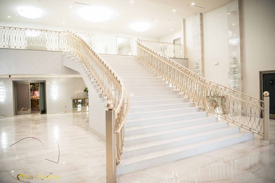 Grand Staircase an Mezzanine