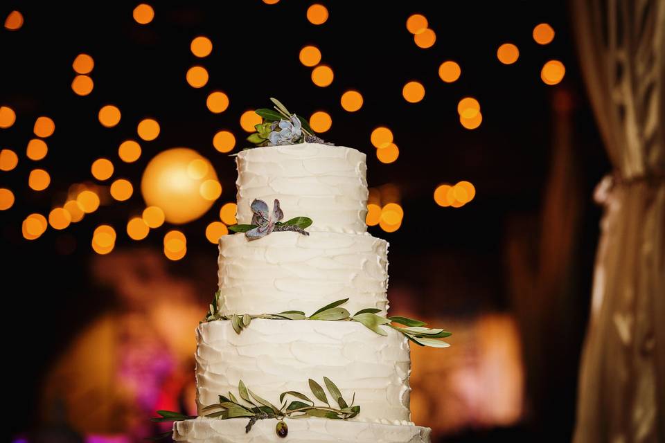 Leaf-adorned wedding cake