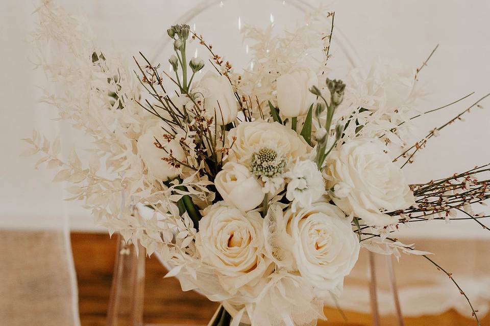 Love this all white bouquet!