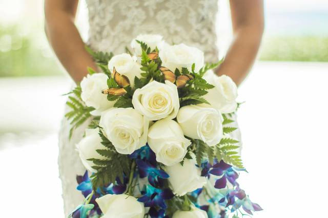 Ivory w/hint of Blue Bouquet