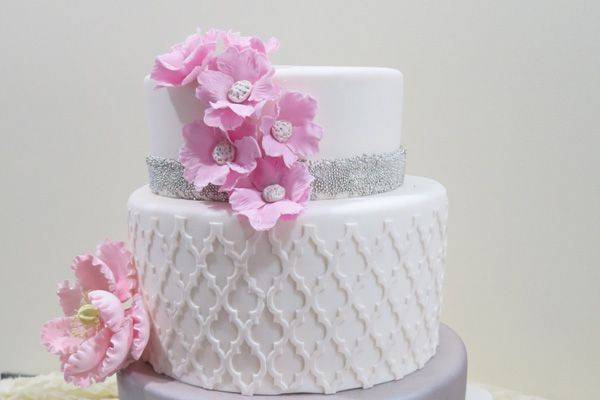 Wedding cake with minimal flower design