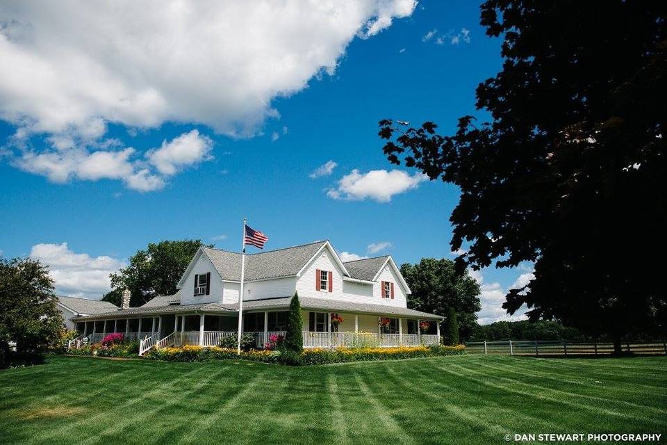 Exterior view of farmhouse | @DanStewartPhotography