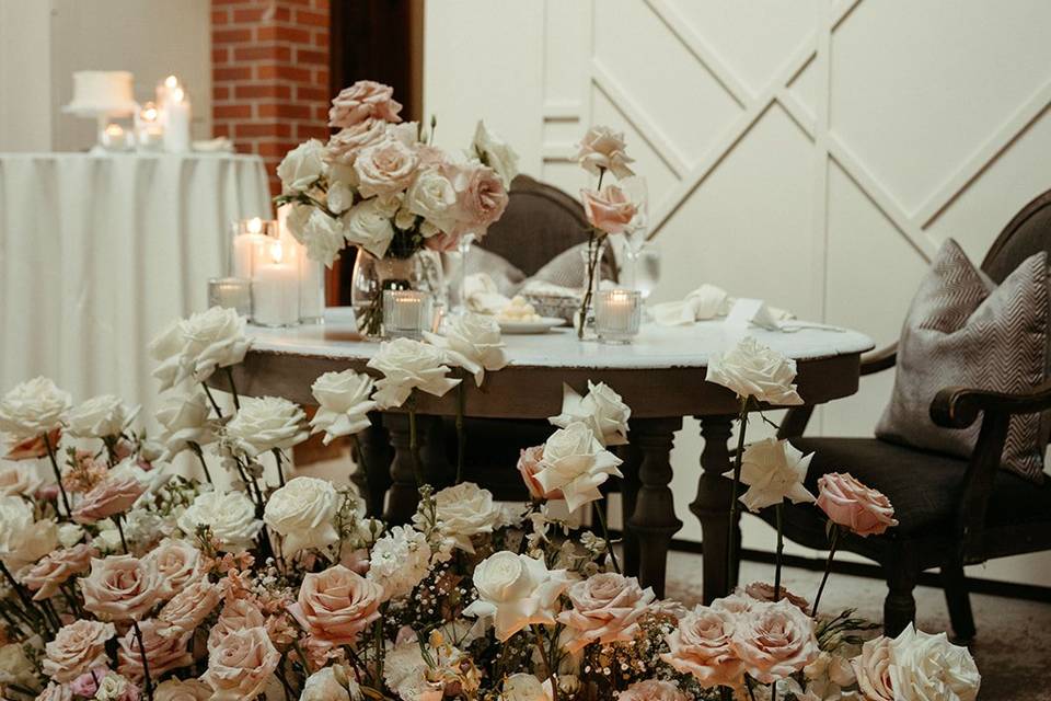 Lush sweetheart table