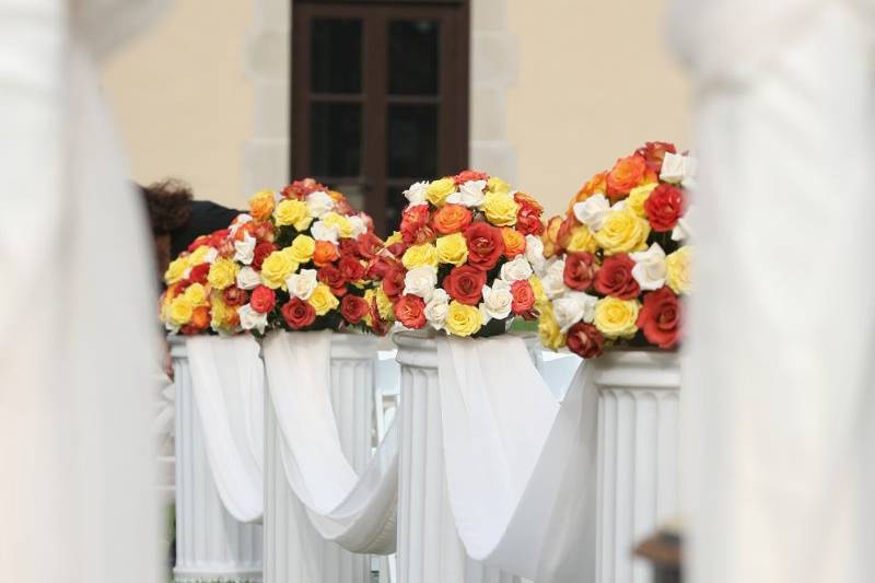 Flowers on the pillars