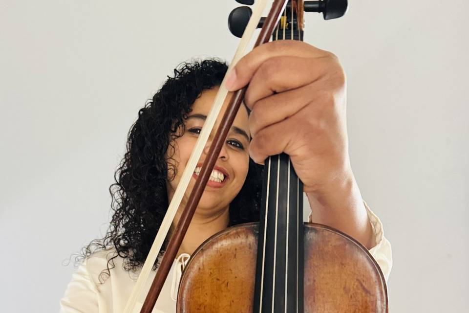 Yalira Walker - Elegant Fiddle