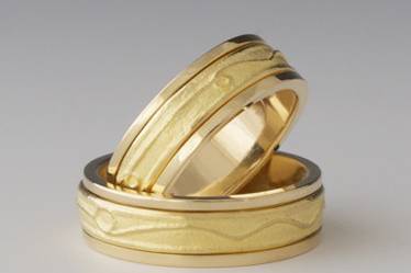 Amore: Spinning Wedding Band Hand Made In 18K Yellow Gold.
