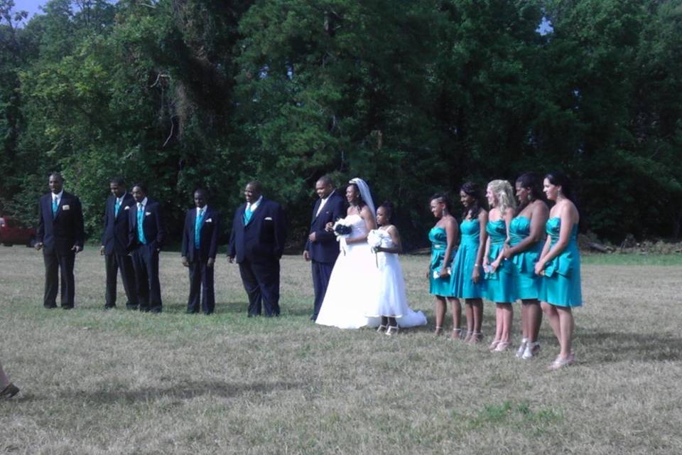 Couple with the groomsmen and bridesmaids