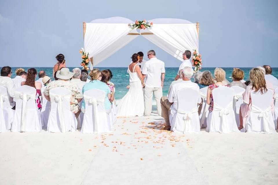 Cassandra & Eric at their beach
destination wedding at the
Iberostar Paraiso Lindo, MX!