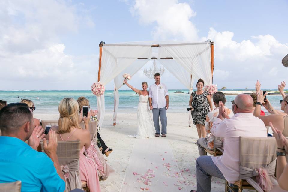 Andrea & Jason say 'I Do'
at El Dorado Meroma resort
in the Riviera Maya!