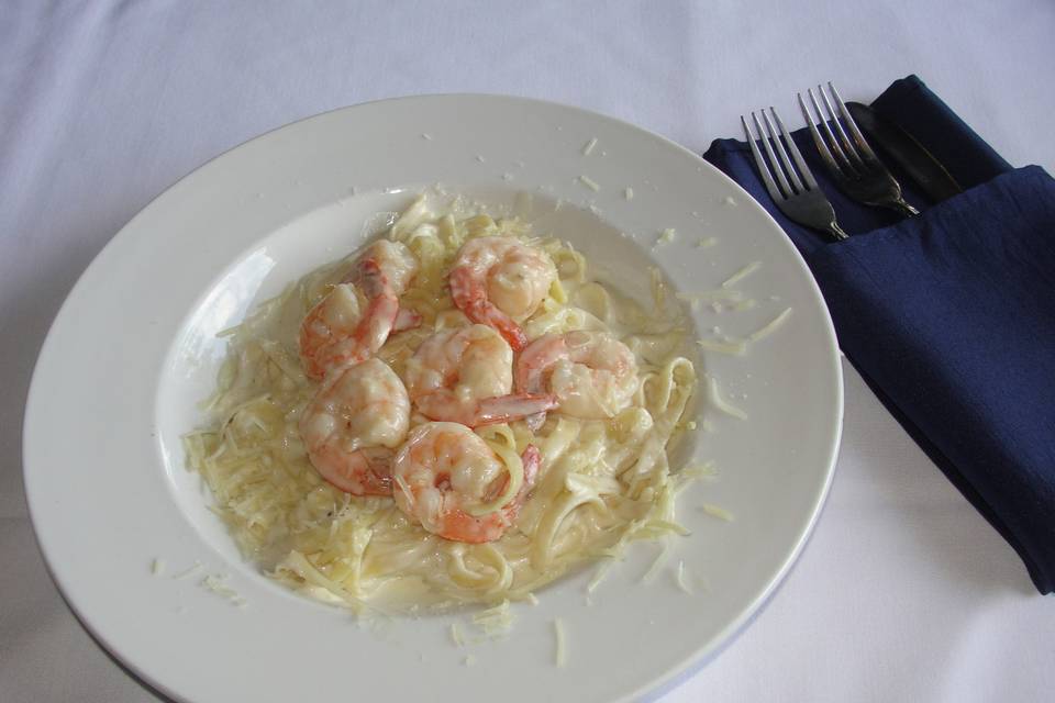 Pasta alfredo with shrimp