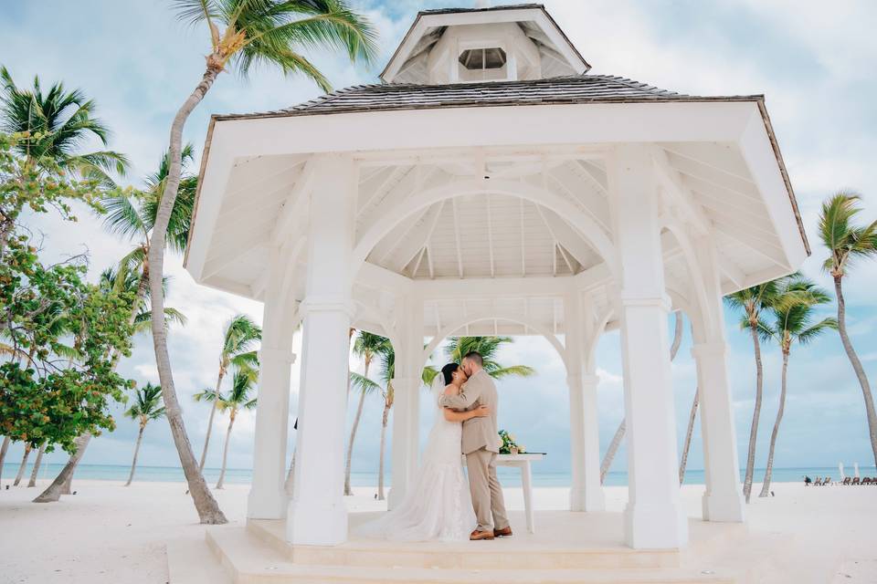 An unforgettable “I do” by the